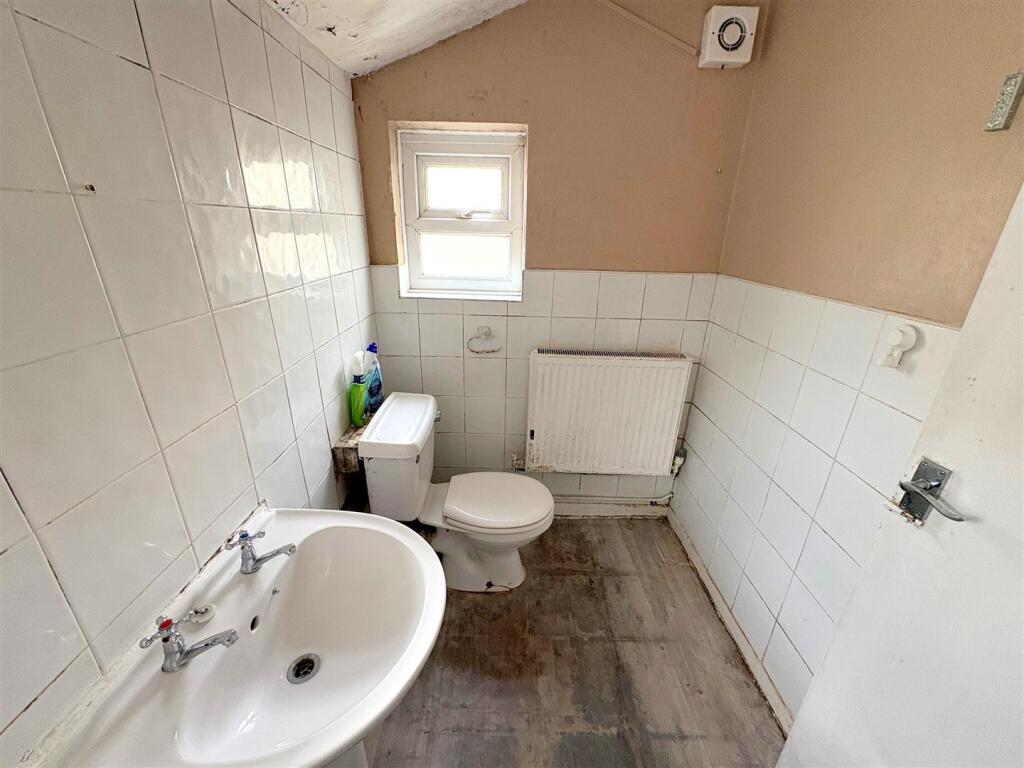 Bathroom b.jpg