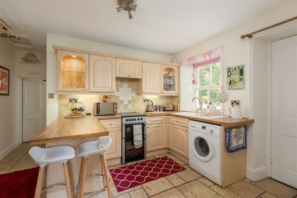 Undercliffe 23 Kitchen-3.jpg