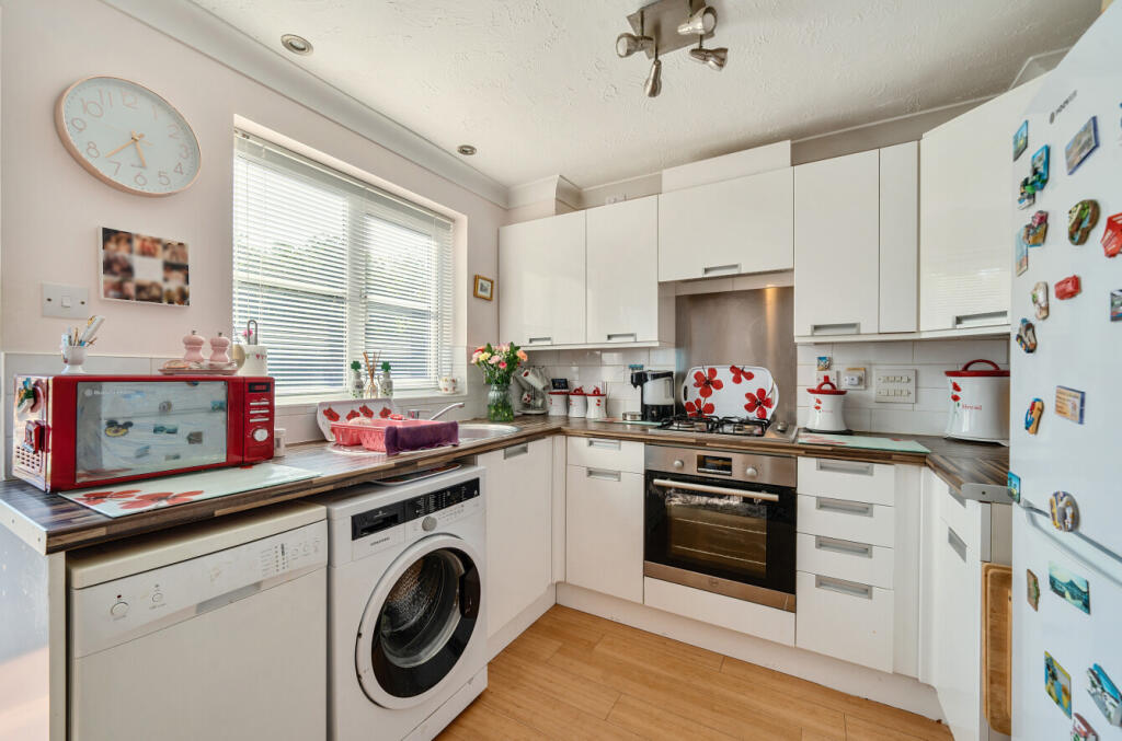 1303957-11-683de2...