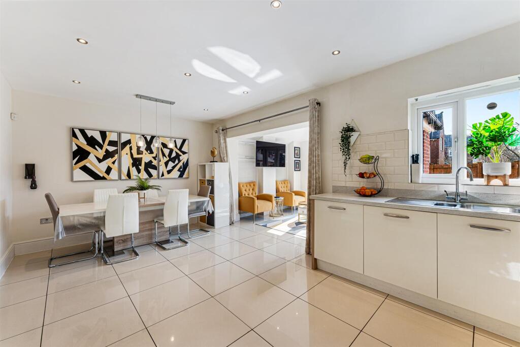 Dining Kitchen Aspect 4