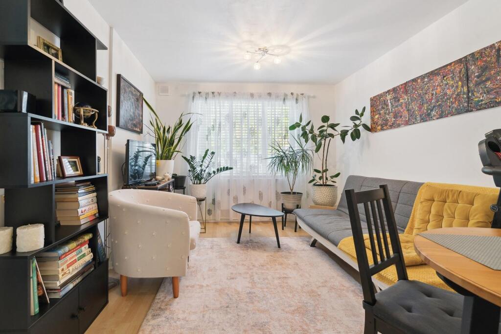 194 Heathfield Drive CR4 reception 1b.jpg