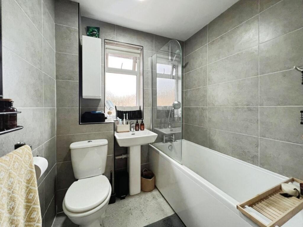 pbox-bathroom-326117.jpg