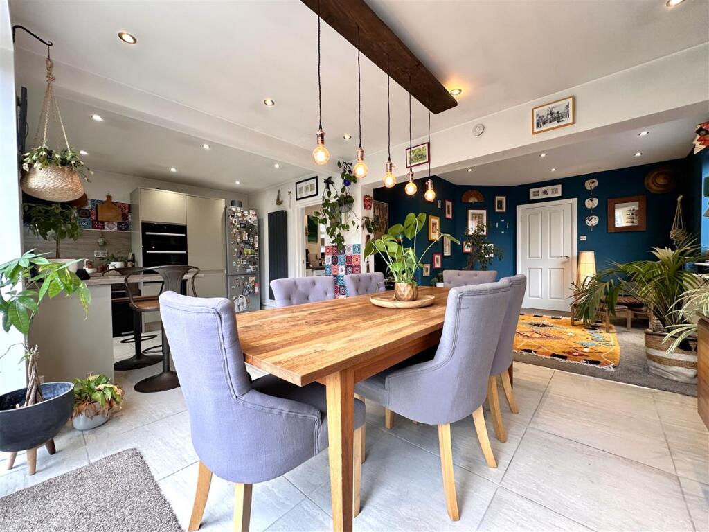 OPEN-PLAN Living Space 024