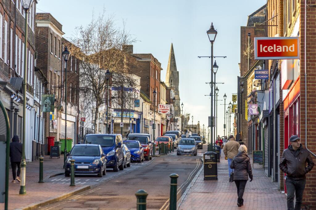 Applegate Park Sittingbourne location highstreet with iceland store