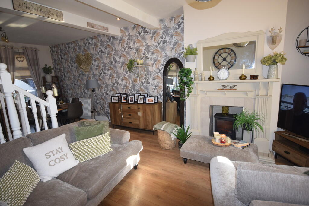 OPEN PLAN LOUNGE
