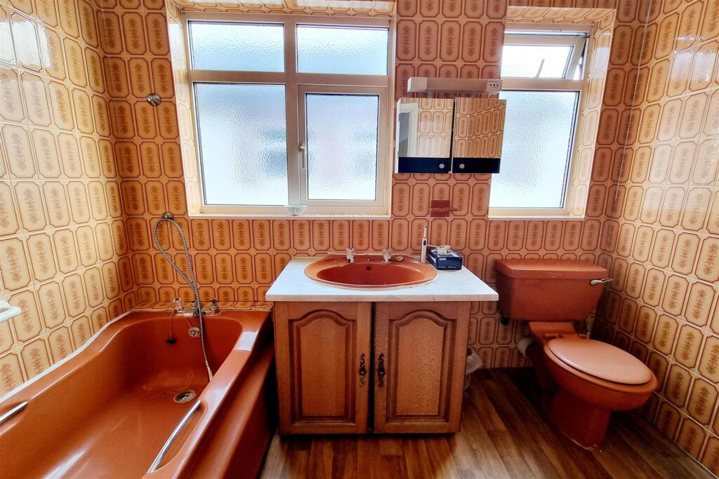 BATHROOM/WC: