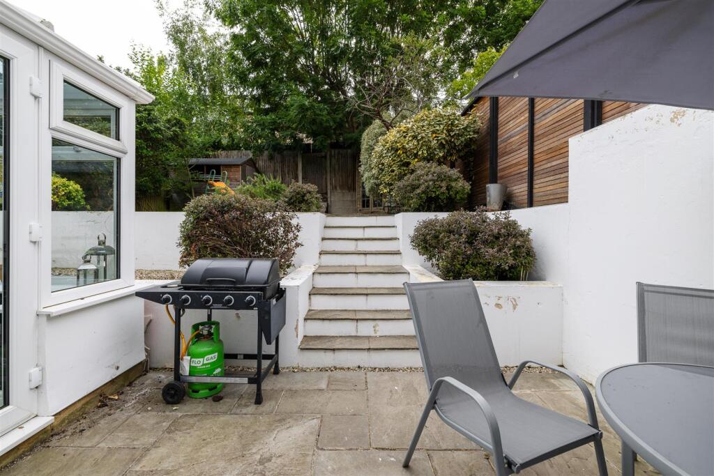 St. Albans Crescent, IG8