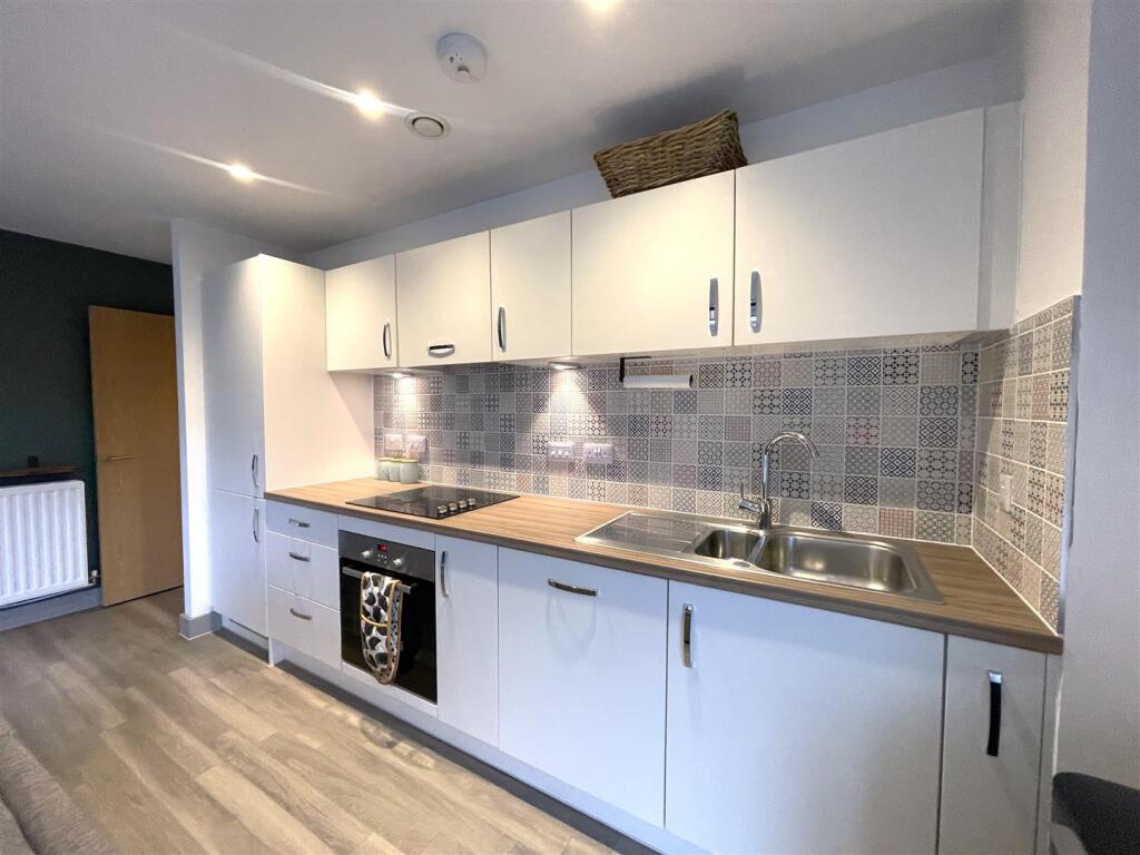 2 - 2 Bedroom Flat for auction, Paintworks.JPG