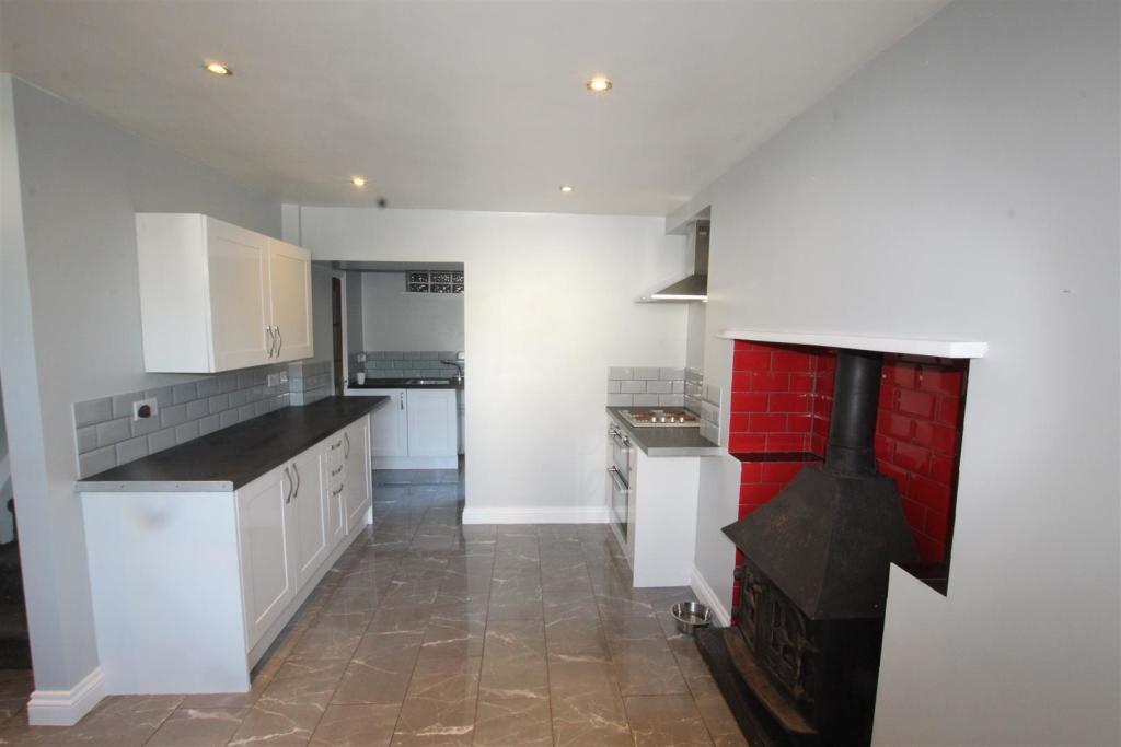KITCHEN/DINING AREA