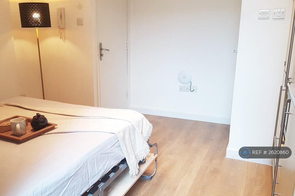 Spacious Room - Furnished