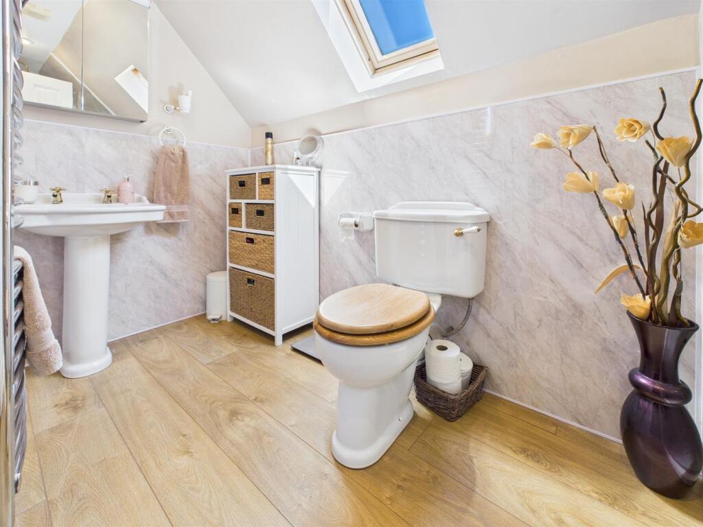 EN-SUITE SHOWER ROOM