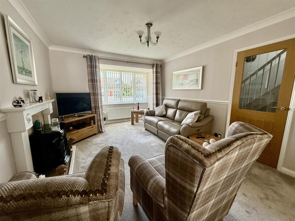 LOUNGE &amp; DINING ROOM