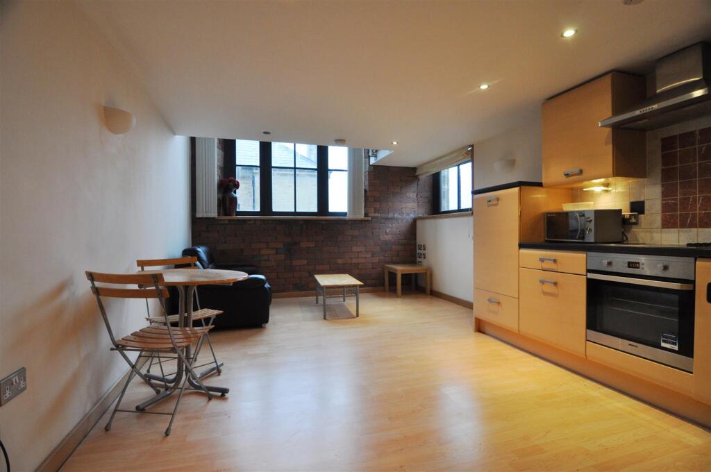 OPEN-PLAN LOUNGE/KITCHEN