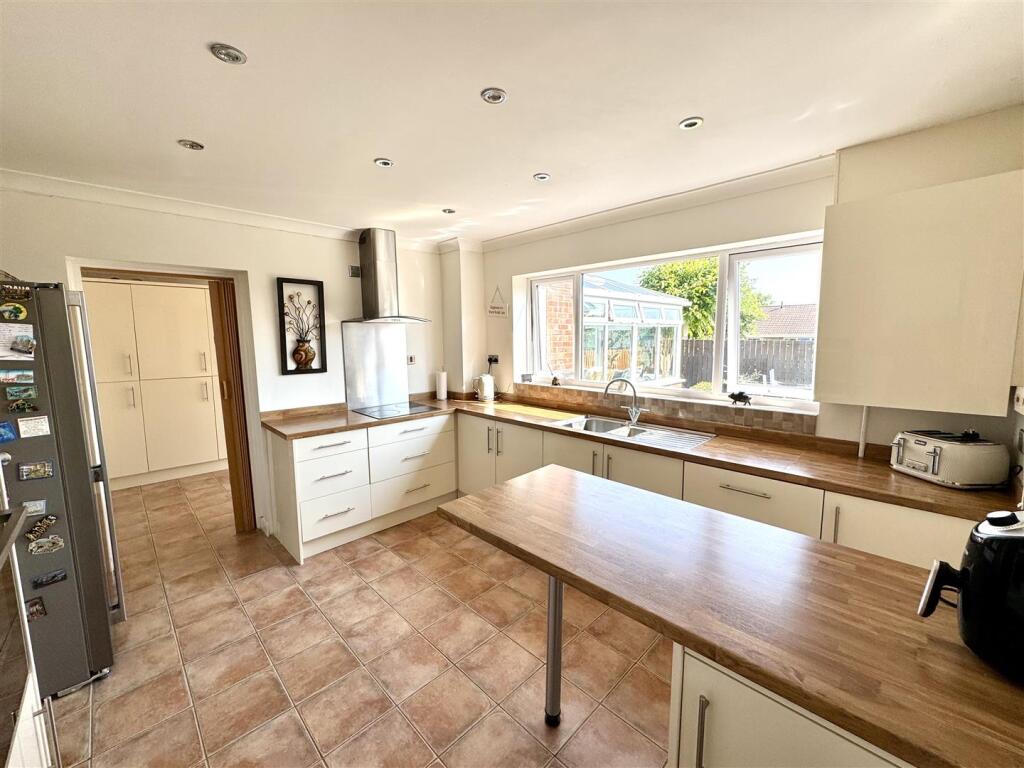 KITCHEN/BREAKFAST ROOM