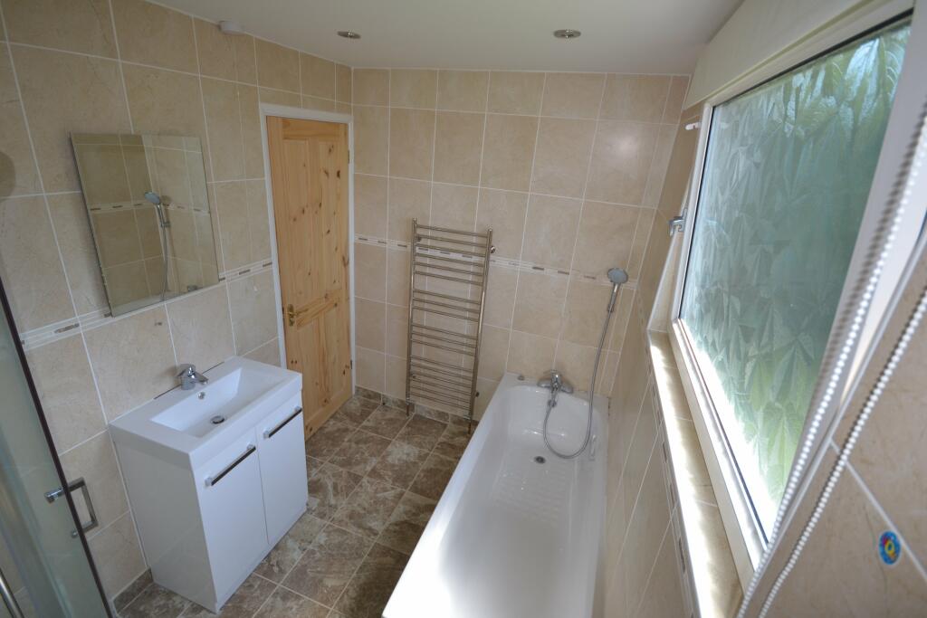 Family bathroom 2