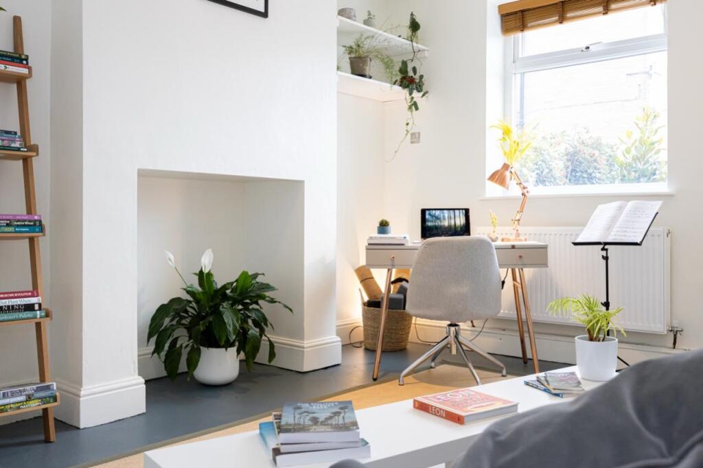 Living Room 2Bedroom4