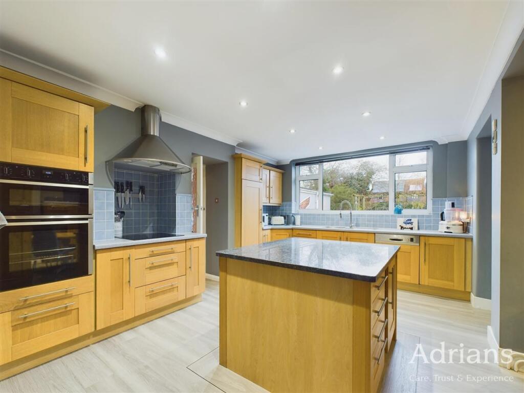 KITCHEN /