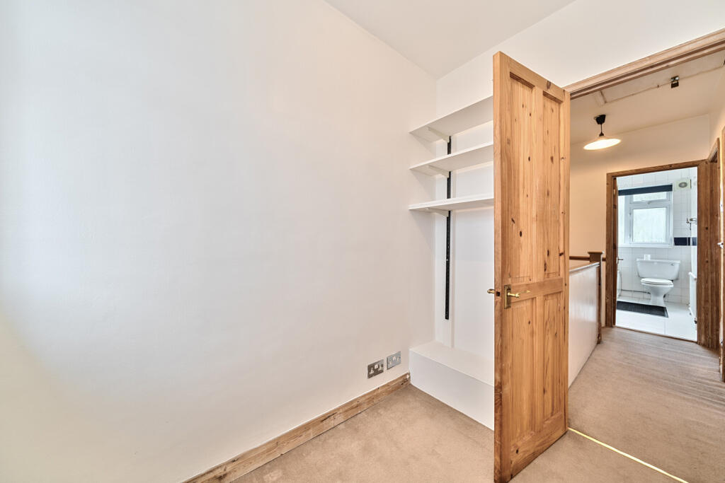 1298582-6-682f080...