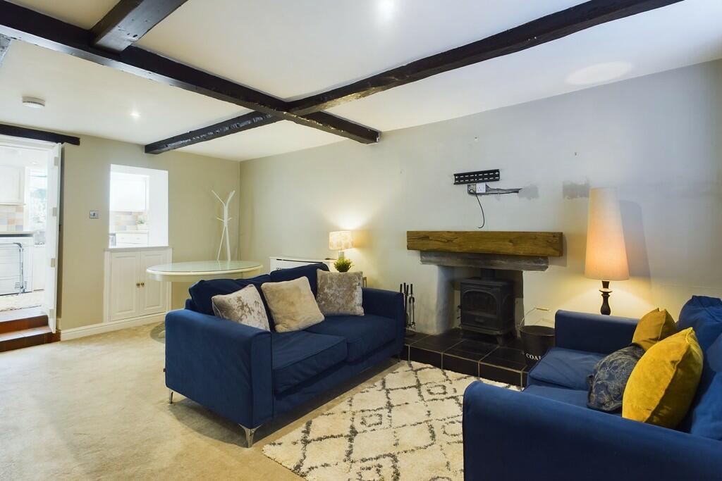 Spacious Lounge w...
