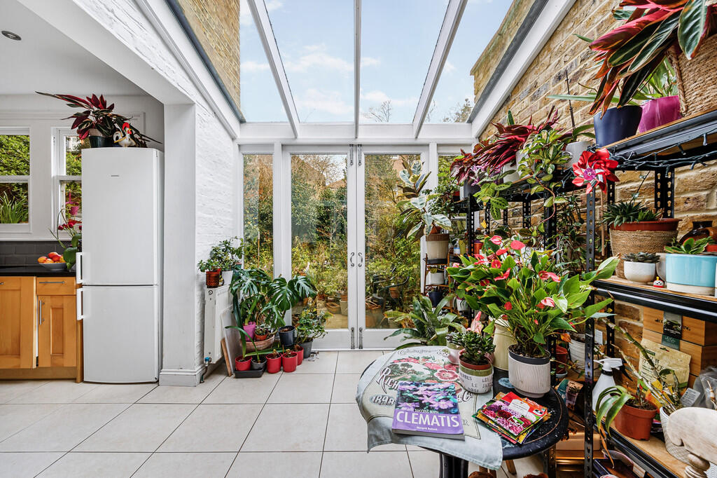 Waldemar Avenue (...