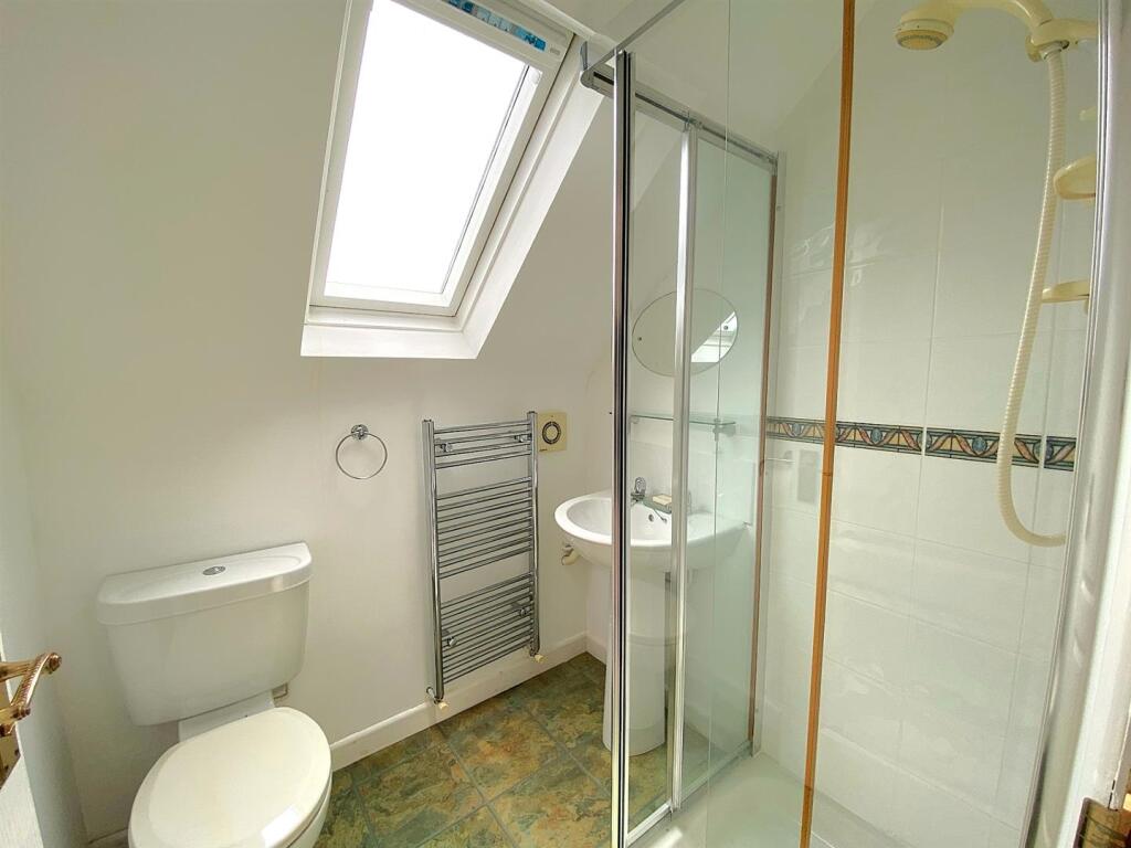 14 Ravens Close - En Suite.jpg