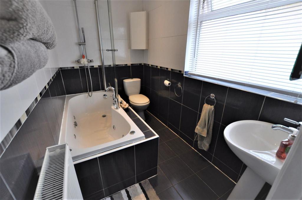 Bathroom1.JPG
