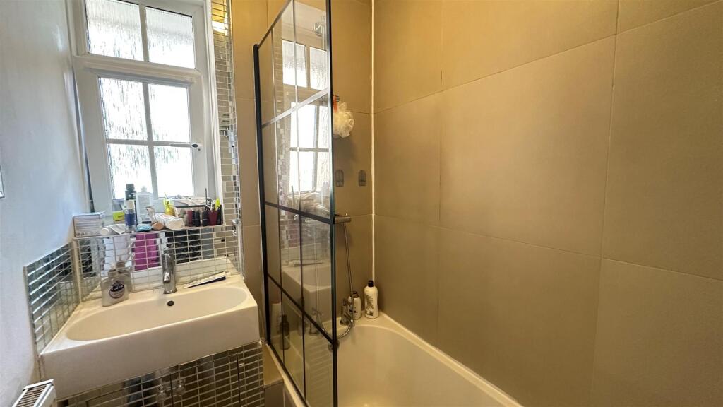 Ascalon House - bathroom.jpg