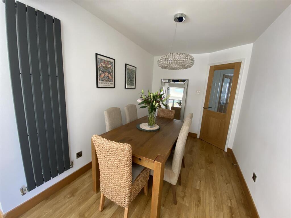 Sun lounge with Dining Area: