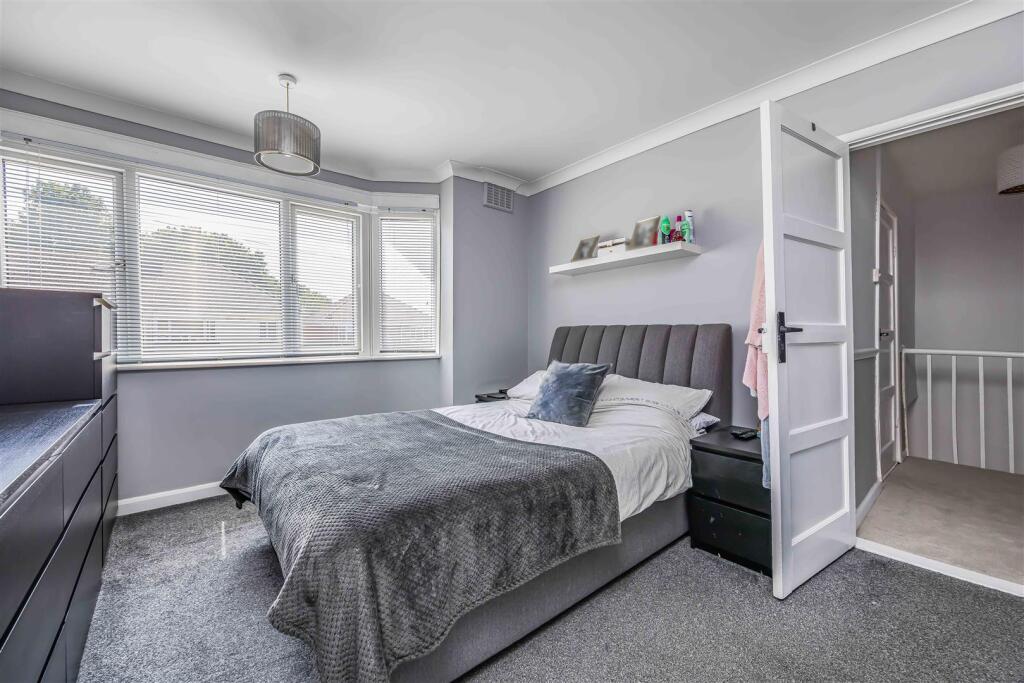 1 Gitsham Gardens, Waterlooville-Small-PorticoMark