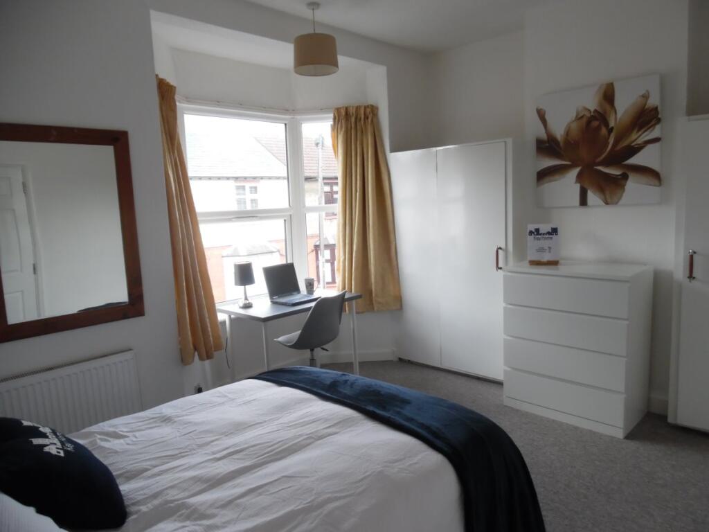 Rooms available in shared house, 2 bathrooms, ava