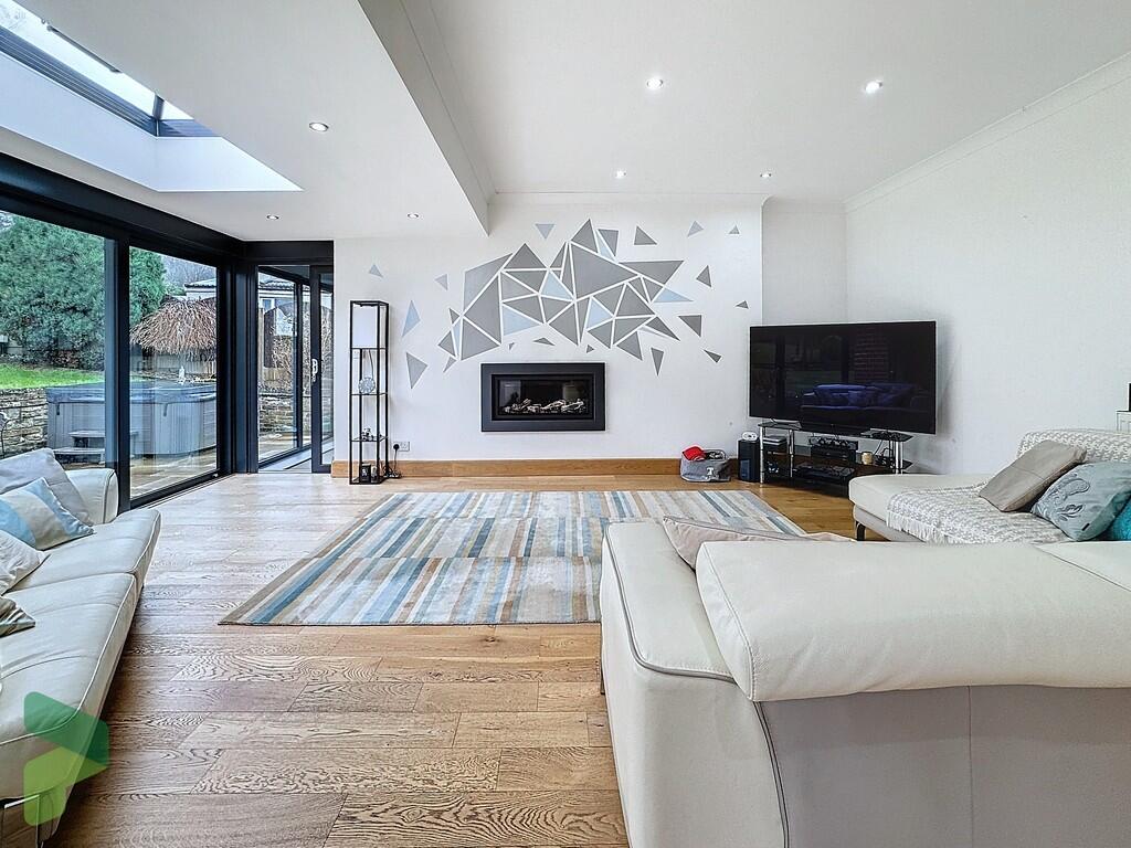 Open plan lounge ...