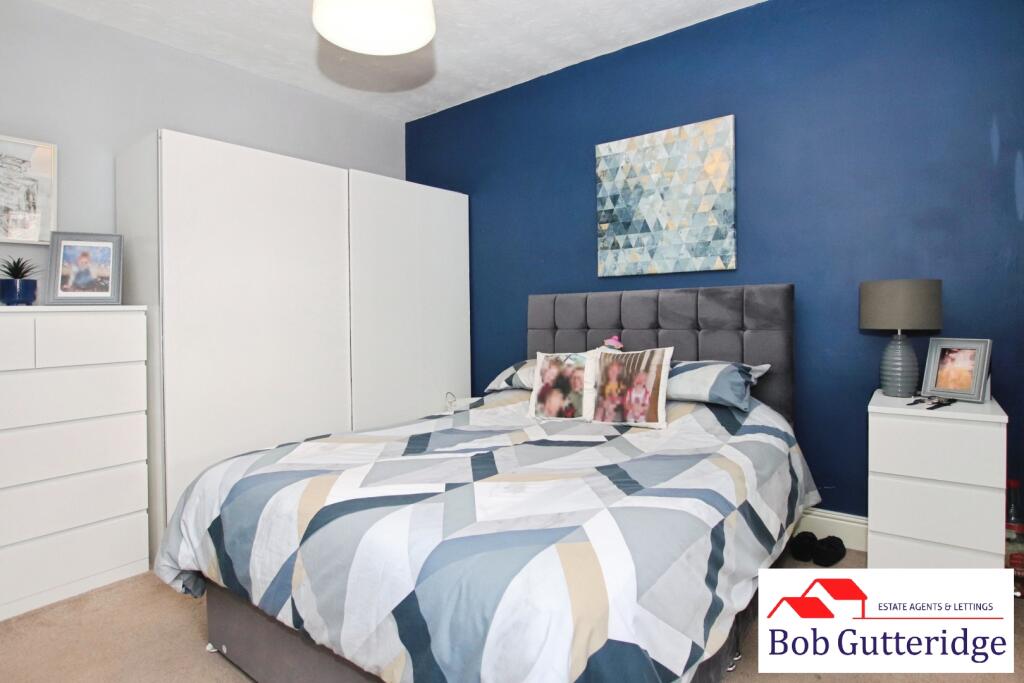 BEDROOM TWO (MIDDLE)