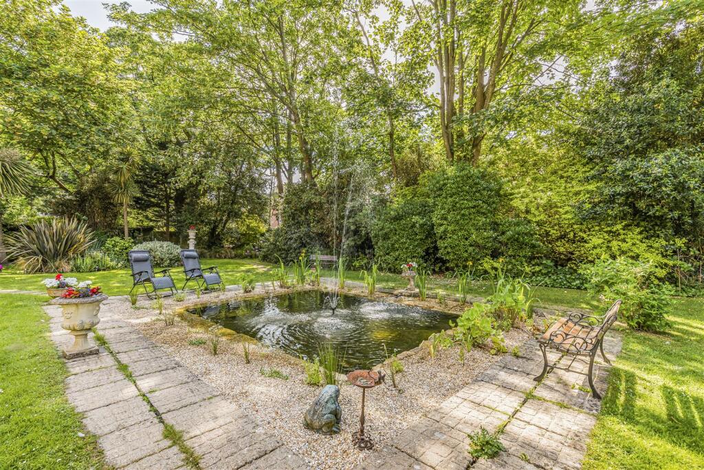 Flat 2 Earls Court, 9 Gervis Road, Bournemouth-Por