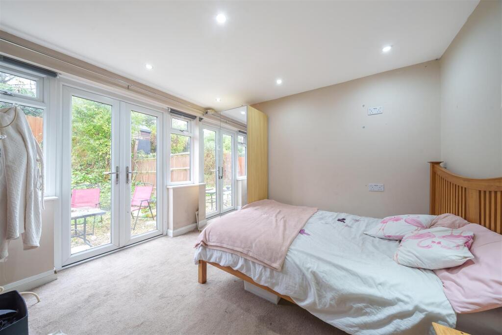 Courtlands Drive -Bed 1.jpg