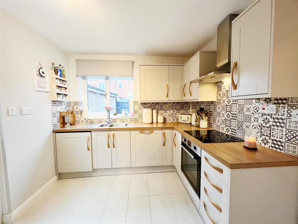Kitchen pic 2.jpg