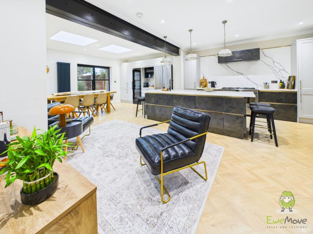 CAM01543G0-PR0166-STILL065