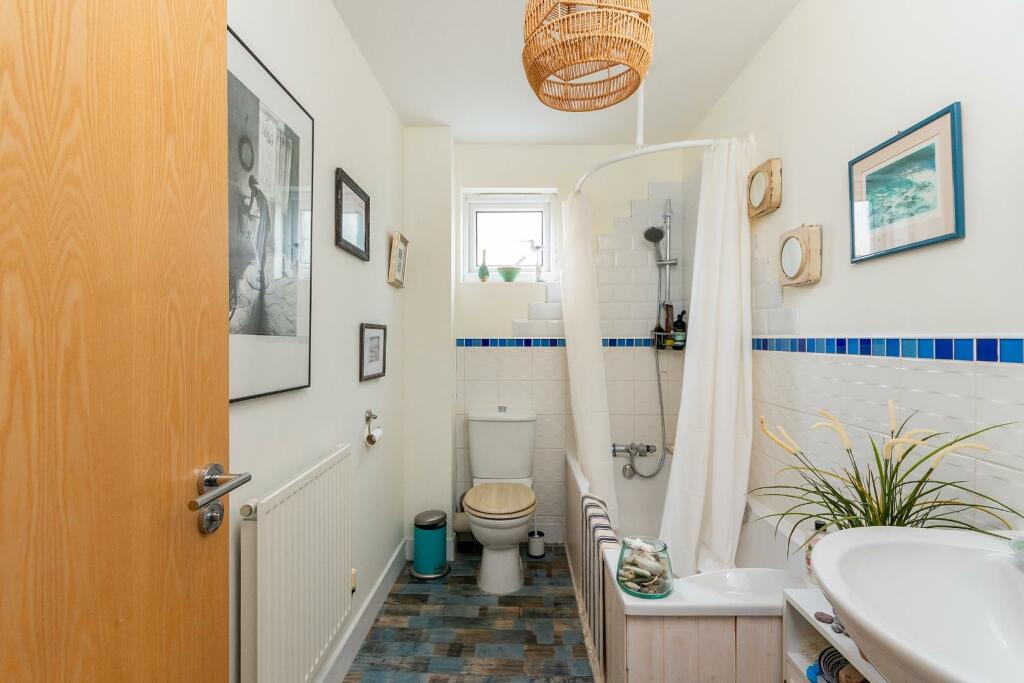 8B8SHD - Bathroom B.jpg