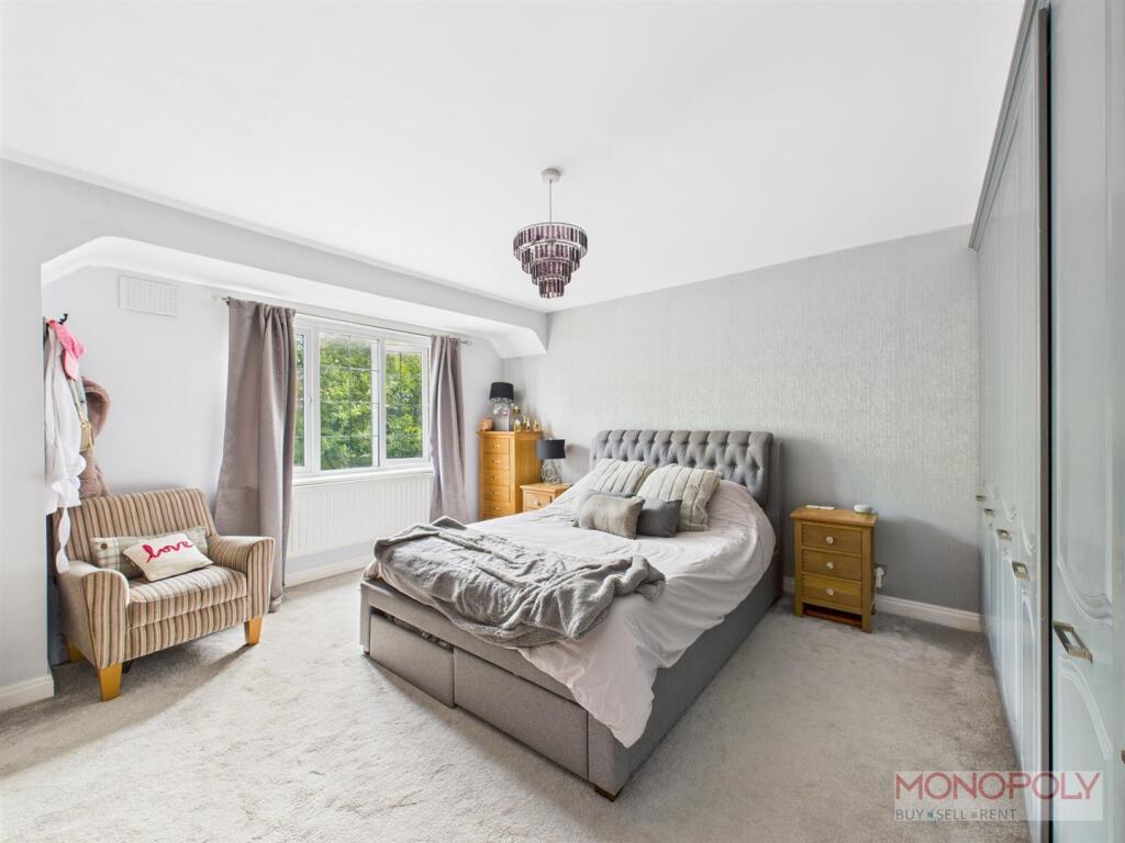 MAIN BEDROOM