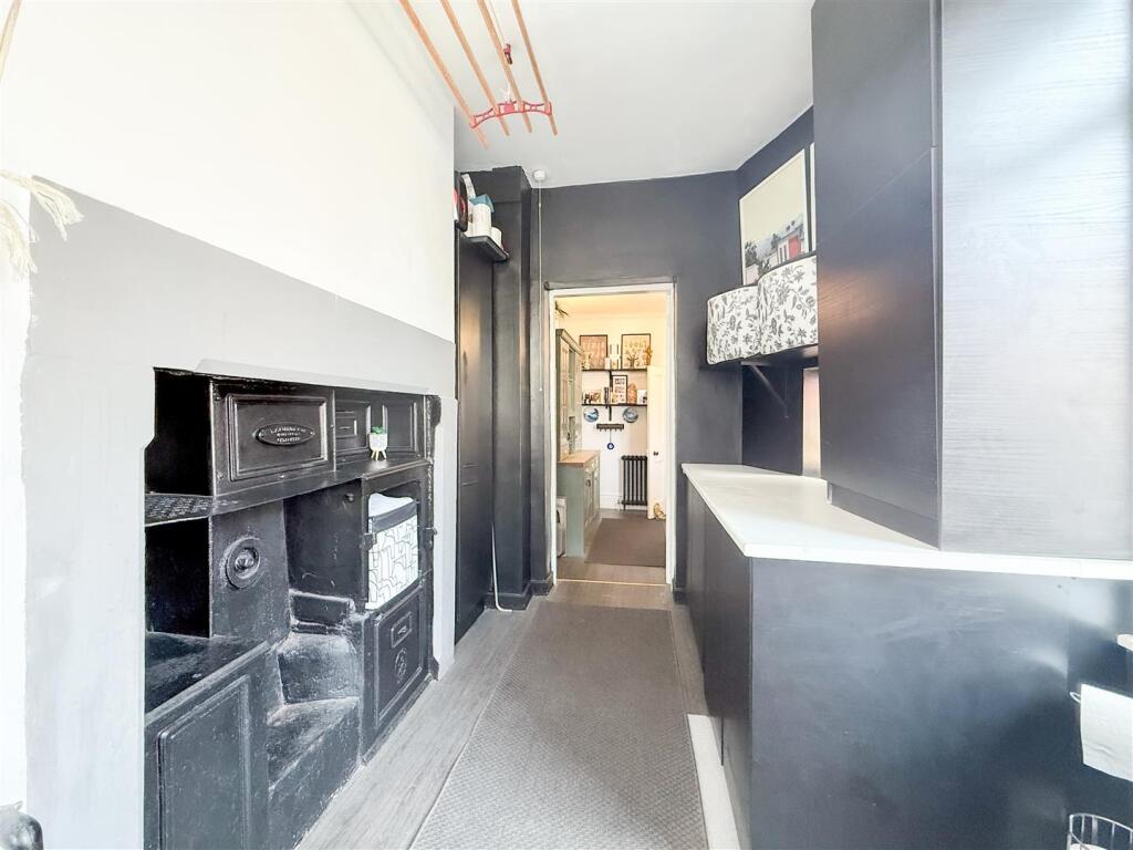 UTILITY ROOM/BATHROOM