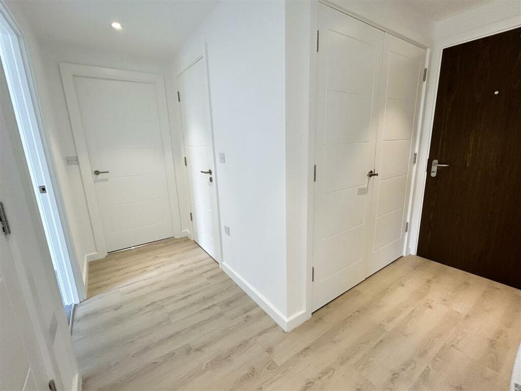 hallway apt 25.JPG