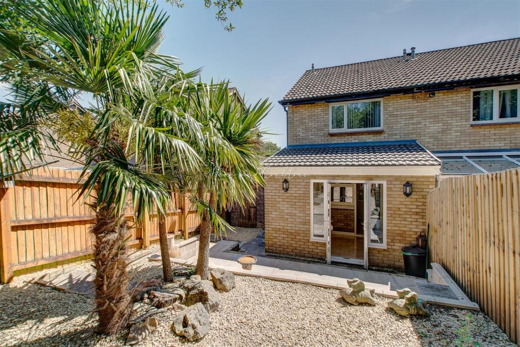 Camelot Way, Thornhill, HernCrabtree_ (10).jpg