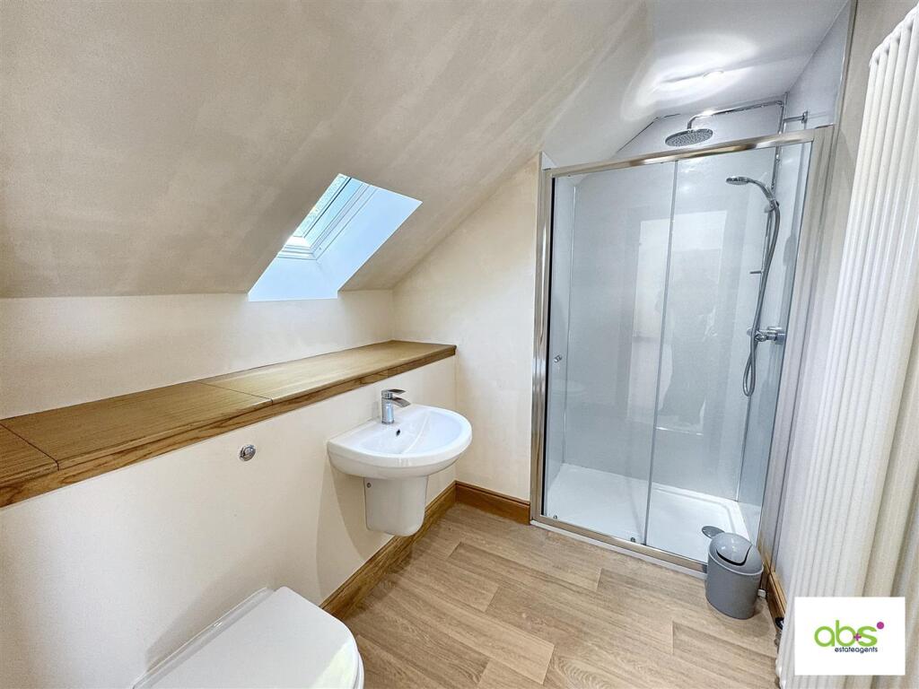 bed 2 en suite.jpg