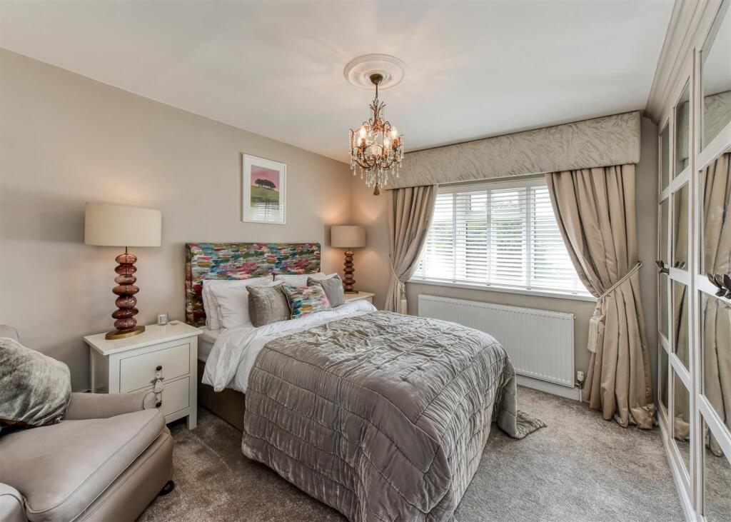 24 Queens Gardens-bed1b.jpg