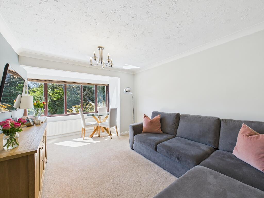 CAM02909G0-PR0373-STILL009