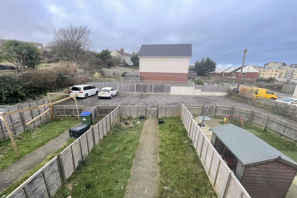 Garden with 2 parkin