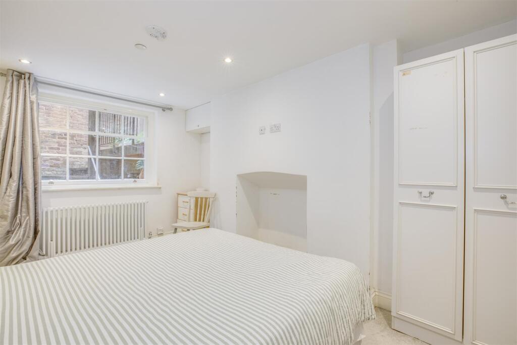 Flat 1, 27 High Street, HP11 2AG-9.jpg