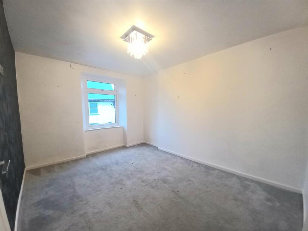 5 Calf Street Bed 2.jpg