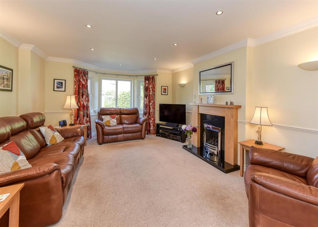 2 Yew Tree Gardens-lounge1.jpg