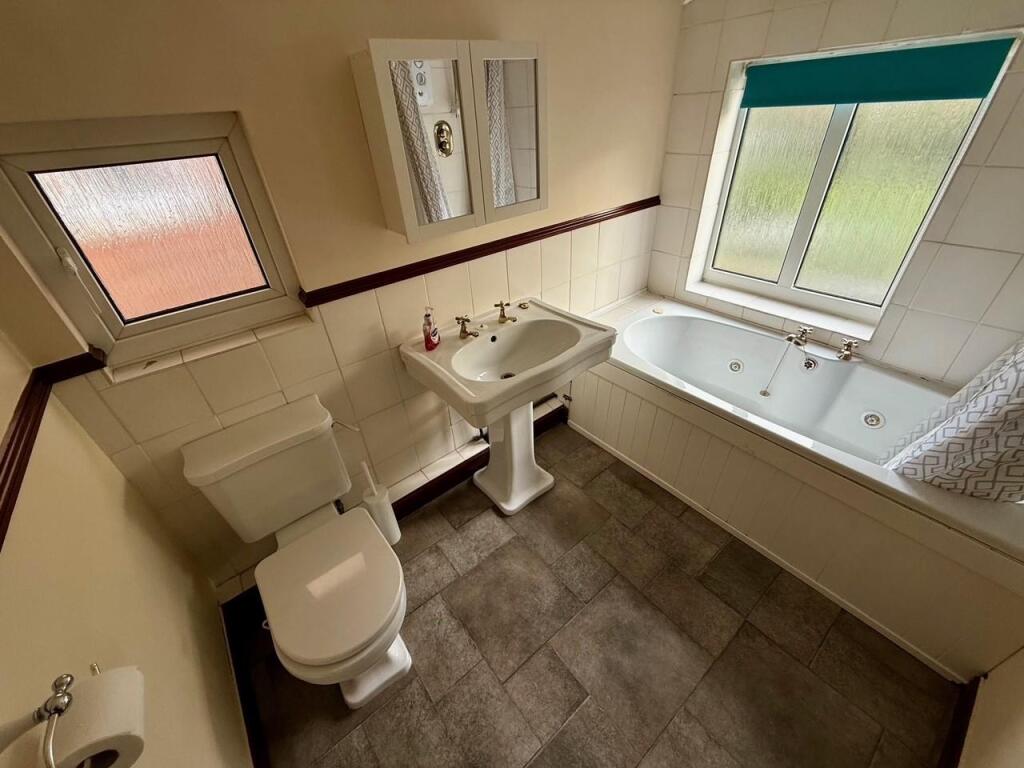 SL107 Bathroom.jpg