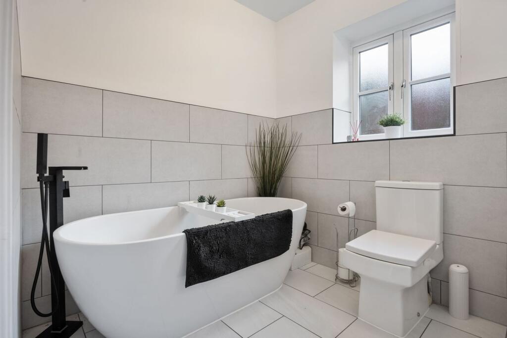 Freestanding bath tub